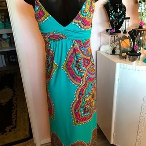 Flirty dress in fitted and flattering design.